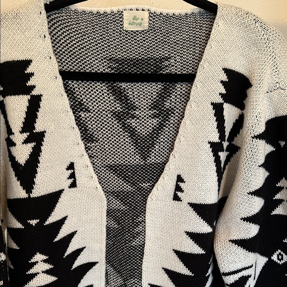 Stylish Black and White AztecPattern Cardigan - Picture 2 of 10